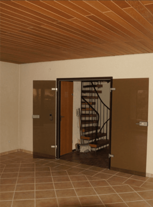 Raum vor Putzarbeiten Düsseldorf - alte Wände mit Rissen und Unebenheiten