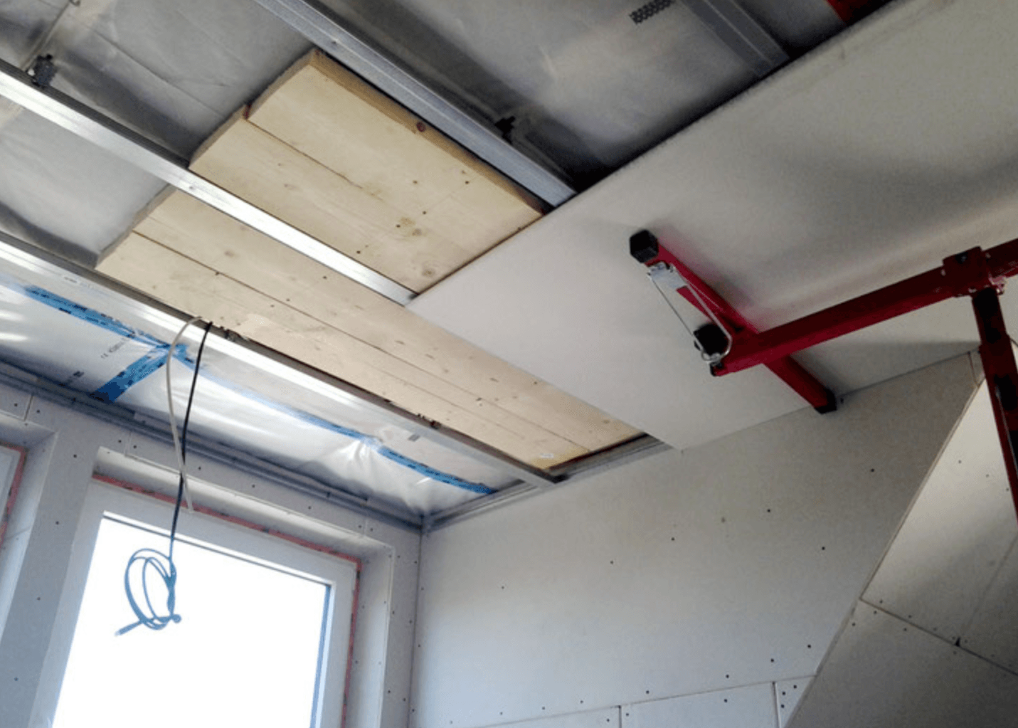 Decken- und Wandkonstruktion im Aufbau mit Dämmschicht